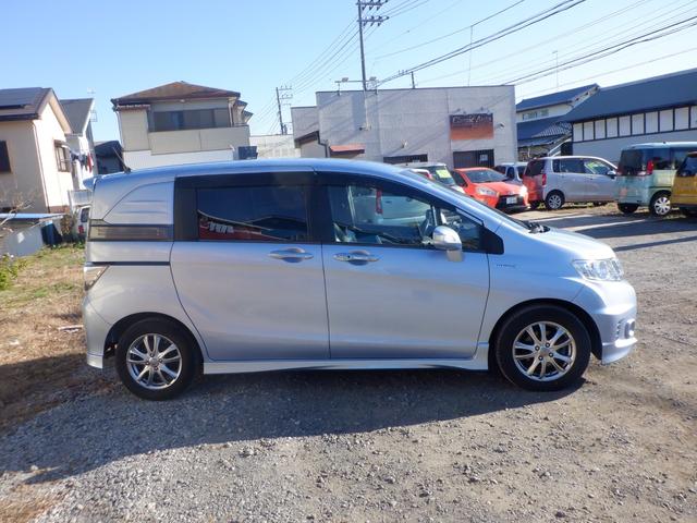 フリードスパイクハイブリッド ジャストセレクション　両側電動スライドドア　ＨＩＤ　９ｉｎｃナビフルセグＴＶ　ドラレコ　ＥＴＣ　リア修復車（4枚目）