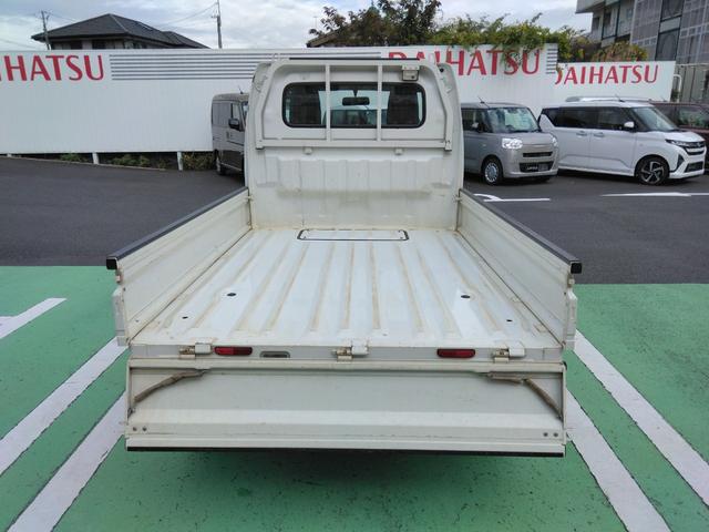 スクラムトラック ＫＣエアコン・パワステ　高低速２段切替え式パートタイム４ＷＤ　５ＭＴ　純正ＡＭ／ＦＭラジオ　荷台作業灯　バックブザー　三方開　ワンオーナー　車検整備付（18枚目）