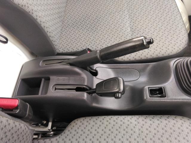 スクラムトラック ＫＣエアコン・パワステ　高低速２段切替え式パートタイム４ＷＤ　５ＭＴ　純正ＡＭ／ＦＭラジオ　荷台作業灯　バックブザー　三方開　ワンオーナー　車検整備付（36枚目）