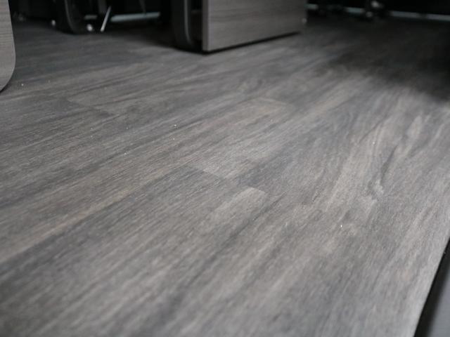 ハイエースワゴン GL ロング 新車8型 メカレスBIG-X11インチナビ 大型12.8フリップダウン 床張りフローリングフロア 全席黒革調シートカバー 1.5インチローダウン 新作Delf06 17インチAW ナスカータイヤ(65枚目)