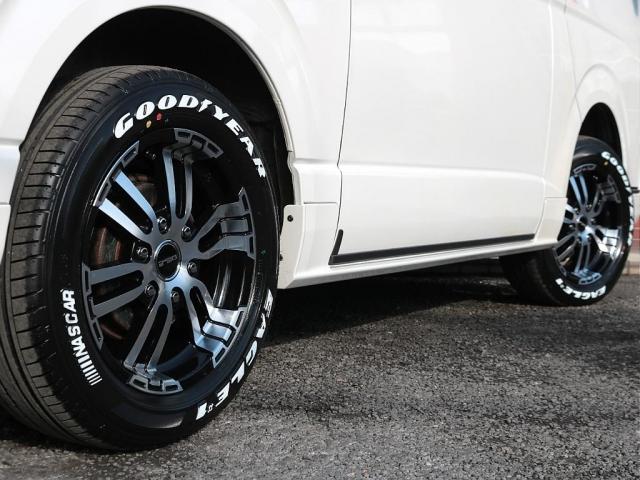 ハイエースバン スーパーＧＬ　ダークプライムＩＩ　ディーゼル４ＷＤ床張り跳ね上げベット　純正フルセグナビ　カロッツェリアツイーター　スモークフィルム　ＴＲＤフロントスポイラー　ＴＲＤサイドスカート　ＴＲＤリアバンパースポイラー　ＴＲＤスカッフプレート（18枚目）