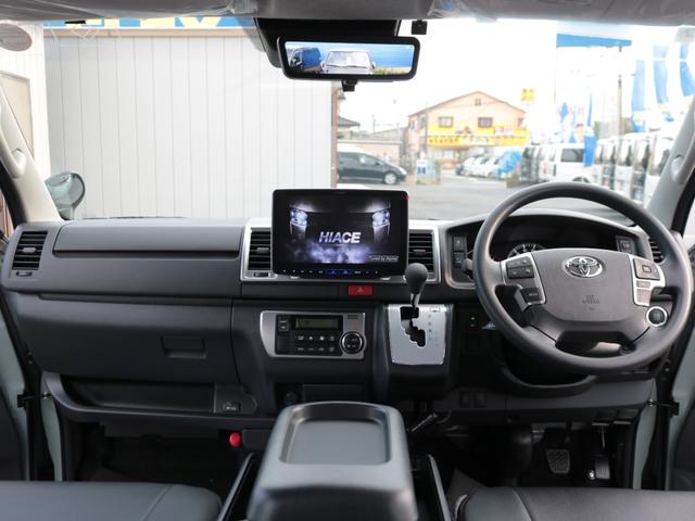 ハイエースバン ロングスーパーGL 登録済未使用車 アースカラーパッケージ メカレスBIG-X11インチナビ HDMIスマホミラーリング ブラックエディション 黒革調シートカバー デジタルインナーミラー PVM 小窓付きスライドガラス(26枚目)