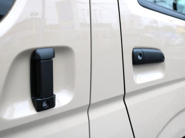 ハイエースバン ロングスーパーGL 登録済未使用車 アースカラーパッケージ メカレスBIG-X11インチナビ HDMIスマホミラーリング ブラックエディション 黒革調シートカバー デジタルインナーミラー PVM 小窓付きスライドガラス(58枚目)