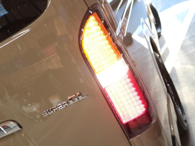 ハイエースバン ロングスーパーGL 登録済未使用車 アースカラーパッケージ メカレスBIG-X11インチナビ HDMIスマホミラーリング ブラックエディション 黒革調シートカバー デジタルインナーミラー PVM 小窓付きスライドガラス(62枚目)