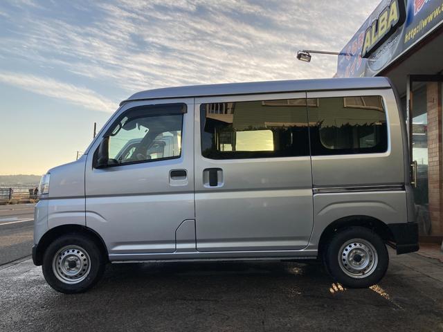 ハイゼットカーゴ ＤＸ　５速マニュアル　パワーウィンドウ　キーレス　衝突被害軽減システム　クリアランスソナー　ＡＭ／ＦＭラジオ　オーバーヘッドシェルフ（4枚目）