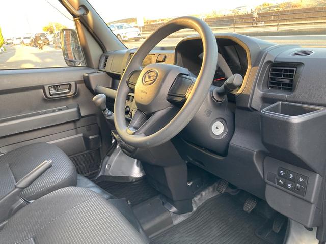 ハイゼットカーゴ ＤＸ　５速マニュアル　パワーウィンドウ　キーレス　衝突被害軽減システム　クリアランスソナー　ＡＭ／ＦＭラジオ　オーバーヘッドシェルフ（9枚目）