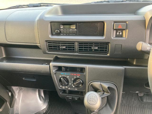 ハイゼットカーゴ ＤＸ　５速マニュアル　パワーウィンドウ　キーレス　衝突被害軽減システム　クリアランスソナー　ＡＭ／ＦＭラジオ　オーバーヘッドシェルフ（11枚目）