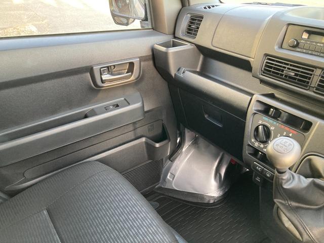 ハイゼットカーゴ ＤＸ　５速マニュアル　パワーウィンドウ　キーレス　衝突被害軽減システム　クリアランスソナー　ＡＭ／ＦＭラジオ　オーバーヘッドシェルフ（12枚目）