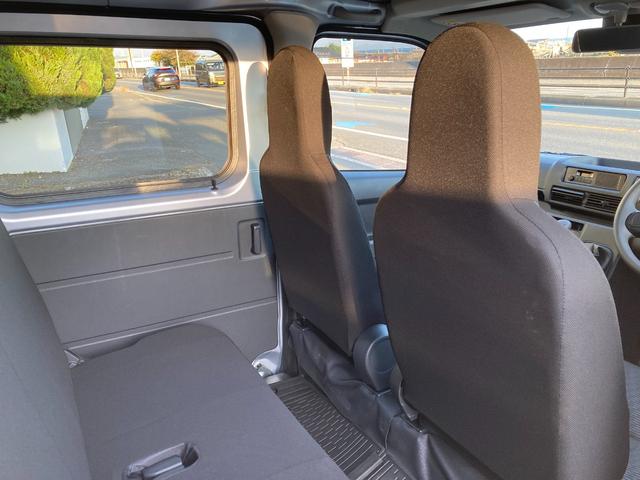 ハイゼットカーゴ ＤＸ　５速マニュアル　パワーウィンドウ　キーレス　衝突被害軽減システム　クリアランスソナー　ＡＭ／ＦＭラジオ　オーバーヘッドシェルフ（19枚目）