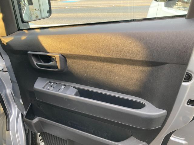 ハイゼットカーゴ ＤＸ　５速マニュアル　パワーウィンドウ　キーレス　衝突被害軽減システム　クリアランスソナー　ＡＭ／ＦＭラジオ　オーバーヘッドシェルフ（23枚目）