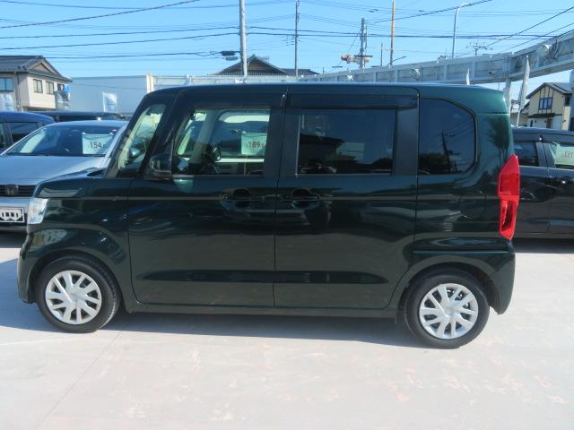 横からの外装の画像です！サービス工場も併設しておりますので、ご購入後も安心です！