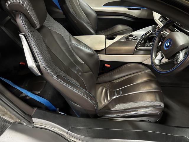 ｉ８ ベースグレード　純正ナビ　全方位カメラ　ＥＴＣ　純正２０インチアルミホイル　ハーマンカードン　ブルーシートベルト　シートヒーター　パワーシート（13枚目）