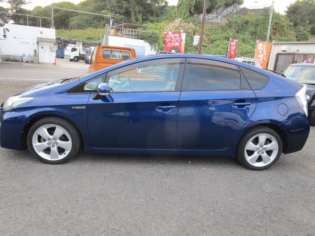 プリウス Ｓツーリングセレクション　アイドリングストップ　ＬＥＤランプ　ナビ　バックカメラ　記録簿　プッシュスタート　盗難防止　衝突安全　運転席エアバック　助手席エアバック（6枚目）