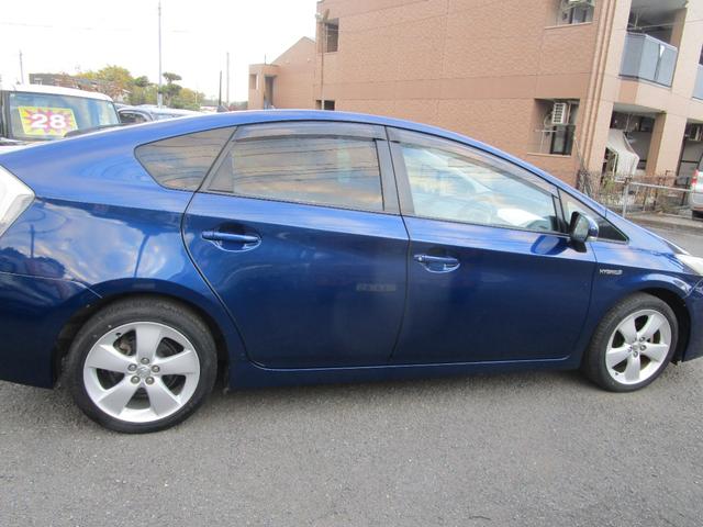 プリウス Ｓツーリングセレクション　アイドリングストップ　ＬＥＤランプ　ナビ　バックカメラ　記録簿　プッシュスタート　盗難防止　衝突安全　運転席エアバック　助手席エアバック（7枚目）