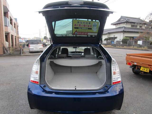 プリウス Ｓツーリングセレクション　アイドリングストップ　ＬＥＤランプ　ナビ　バックカメラ　記録簿　プッシュスタート　盗難防止　衝突安全　運転席エアバック　助手席エアバック（11枚目）