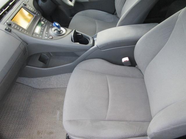 プリウス Ｓツーリングセレクション　アイドリングストップ　ＬＥＤランプ　ナビ　バックカメラ　記録簿　プッシュスタート　盗難防止　衝突安全　運転席エアバック　助手席エアバック（32枚目）