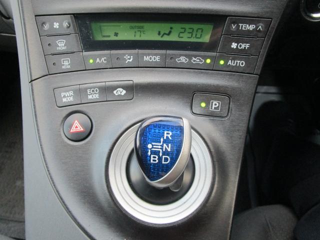 プリウス Ｓツーリングセレクション　アイドリングストップ　ＬＥＤランプ　ナビ　バックカメラ　記録簿　プッシュスタート　盗難防止　衝突安全　運転席エアバック　助手席エアバック（54枚目）