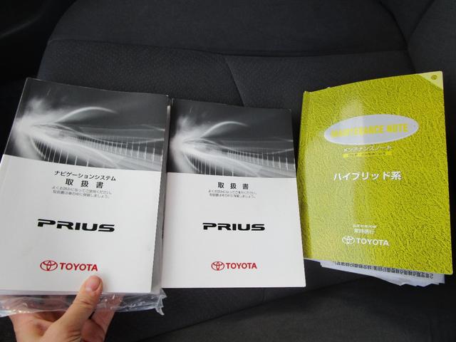 プリウス Ｓツーリングセレクション　アイドリングストップ　ＬＥＤランプ　ナビ　バックカメラ　記録簿　プッシュスタート　盗難防止　衝突安全　運転席エアバック　助手席エアバック（63枚目）
