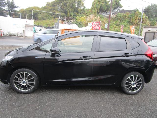 フィットハイブリッド Ｌパッケージ　プッシュスタート　バックカメラ　カーナビ　アイドリングストップ　スマートキー　ＬＥＤランプ　衝突安全ボディー　盗難防止　運転席エアバック　助手席エアバック（5枚目）