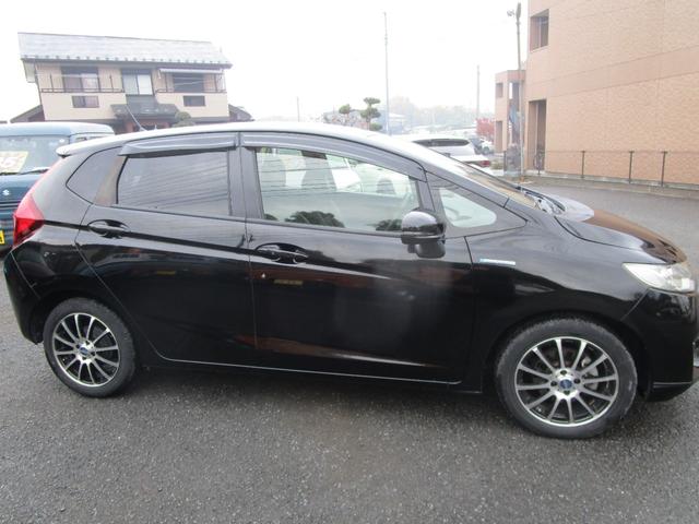 フィットハイブリッド Ｌパッケージ　プッシュスタート　バックカメラ　カーナビ　アイドリングストップ　スマートキー　ＬＥＤランプ　衝突安全ボディー　盗難防止　運転席エアバック　助手席エアバック（6枚目）