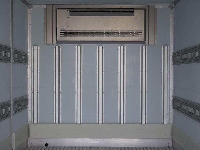 冷蔵冷凍車Ｐ／Ｇ　未使用　ワイドロング　格納ゲート　片開きサイドドア　フルハーフＧＬＥ４（Ｒ０５）　ミッション６ＭＴ　１５０ｐｓ　積載３ｔ(9枚目)