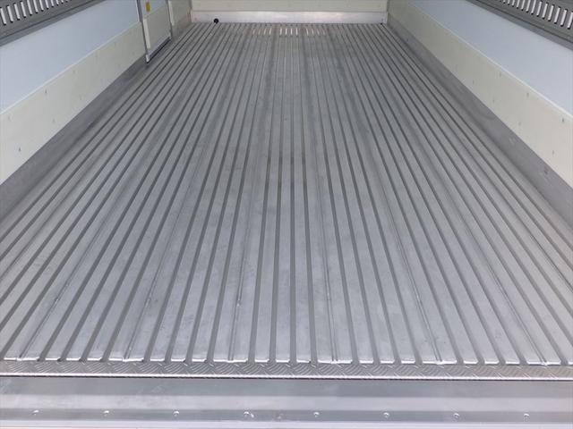 冷蔵冷凍車Ｐ／Ｇ　未使用　ワイドロング　格納ゲート　片開きサイドドア　フルハーフＧＬＥ４（Ｒ０５）　ミッション６ＭＴ　１５０ｐｓ　積載３ｔ(10枚目)