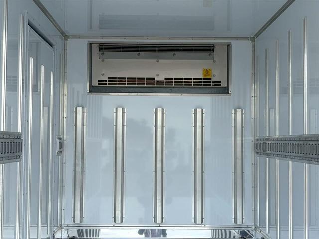 キャンター 冷蔵冷凍車　未使用　ショート　スライドＳＤ　全低床　東プレＸＶ２２ＬＯＣーＰ　ＤＵＯＮＩＣ　１３０ｐｓ　積載２ｔ（9枚目）
