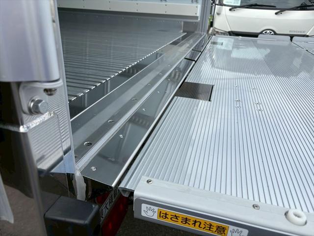 ヒノレンジャー 冷蔵冷凍車Ｐ／Ｇ　未使用　６２００ボデー　ワイド　リアエアサス　格納ゲート　サイドドア　フルハーフＧＭＦ７　菱重ＴＤＪＳ５０Ｊ－１Ｌ２　６ＭＴ　２４０ｐｓ　積載２．３ｔ（15枚目）