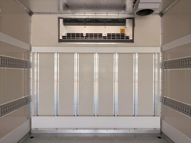 ファイター 冷蔵冷凍車P/G 未使用 62ワイド リアエアサス 格納ゲート 片開きSD 東プレXV42LOCRAOーT 6MT 240ps 積載2.4t(9枚目)