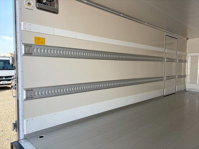 ファイター 冷蔵冷凍車P/G 未使用 62ワイド リアエアサス 格納ゲート 片開きSD 東プレXV42LOCRAOーT 6MT 240ps 積載2.4t(11枚目)