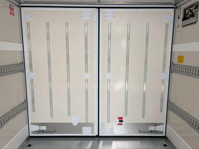 ファイター 冷蔵冷凍車P/G 未使用 62ワイド リアエアサス 格納ゲート 片開きSD 東プレXV42LOCRAOーT 6MT 240ps 積載2.4t(13枚目)