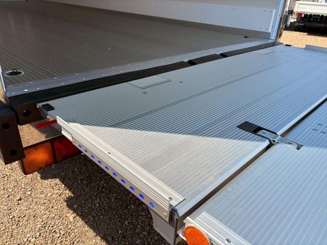 ファイター 冷蔵冷凍車P/G 未使用 62ワイド リアエアサス 格納ゲート 片開きSD 東プレXV42LOCRAOーT 6MT 240ps 積載2.4t(15枚目)