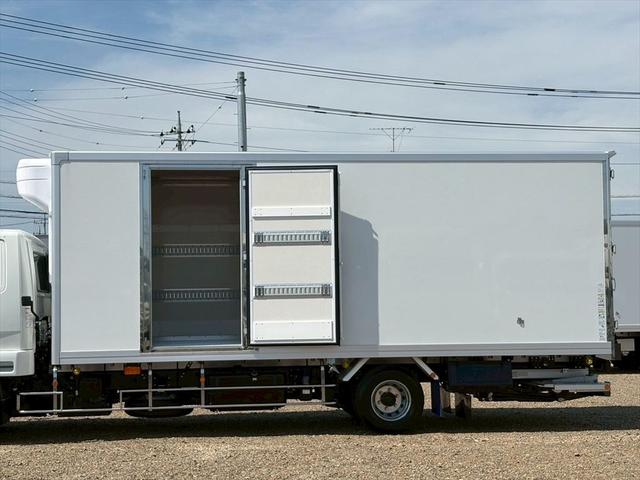 ファイター 冷蔵冷凍車P/G 未使用 62ワイド リアエアサス 格納ゲート 片開きSD 東プレXV42LOCRAOーT 6MT 240ps 積載2.4t(16枚目)