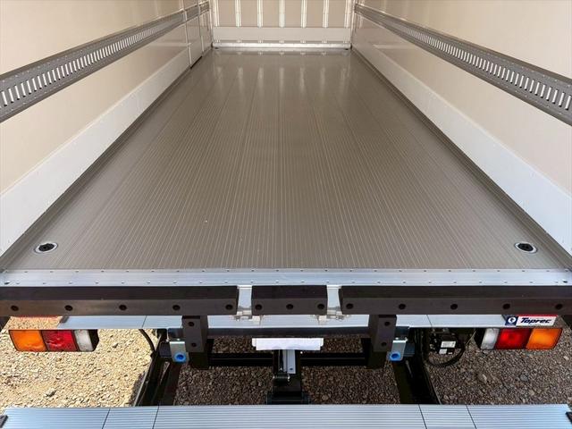 ファイター 冷蔵冷凍車P/G 未使用 62ワイド リアエアサス 格納ゲート 片開きSD 東プレXV42LOCRAOーT 6MT 240ps 積載2.4t(10枚目)