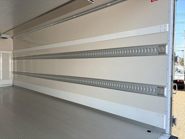 ファイター 冷蔵冷凍車P/G 未使用 62ワイド リアエアサス 格納ゲート 片開きSD 東プレXV42LOCRAOーT 6MT 240ps 積載2.4t(12枚目)