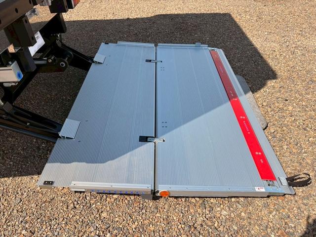 ファイター 冷蔵冷凍車P/G 未使用 62ワイド リアエアサス 格納ゲート 片開きSD 東プレXV42LOCRAOーT 6MT 240ps 積載2.4t(14枚目)