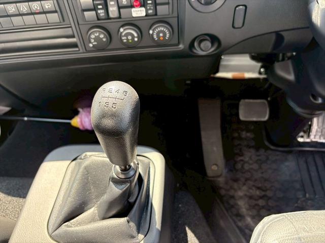 ファイター 冷蔵冷凍車P/G 未使用 62ワイド リアエアサス 格納ゲート 片開きSD 東プレXV42LOCRAOーT 6MT 240ps 積載2.4t(25枚目)