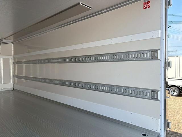 ファイター 冷蔵冷凍車Ｐ／Ｇ　未使用　６２ワイド　リアエアサス　格納ゲート　片開きサイドドア　スタンバイ　東プレＸＶ４２ＬＳＣＲＡＯーＴ　６ＭＴ　２４０ｐｓ　積載２．３ｔ（12枚目）