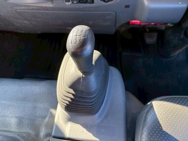 エルフトラック クレーン付平ボディー　ワイド超ロング　４段　ラジコン　ユニックＵＲＧ２９４　６ＭＴ　１５０ｐｓ　積載３．６ｔ（25枚目）