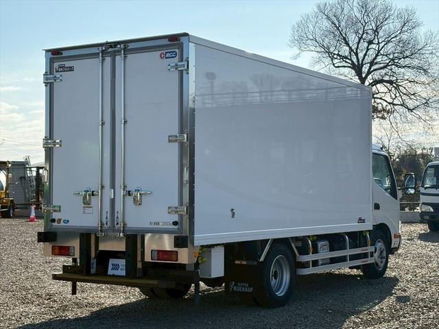 デュトロ 冷蔵冷凍車　標準ロング　片開きサイドドア　スタンバイ　全低床　フルハーフＧＭＤ　菱重ＴＤＪＳ３５Ｊー２Ｌ２０　６ＭＴ　１５０ｐｓ　積載２．９５ｔ（6枚目）