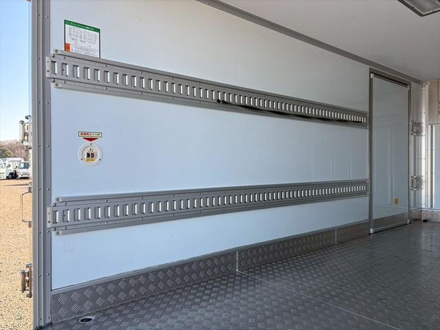 デュトロ 冷蔵冷凍車　標準ロング　片開きサイドドア　スタンバイ　全低床　フルハーフＧＭＤ　菱重ＴＤＪＳ３５Ｊー２Ｌ２０　６ＭＴ　１５０ｐｓ　積載２．９５ｔ（11枚目）