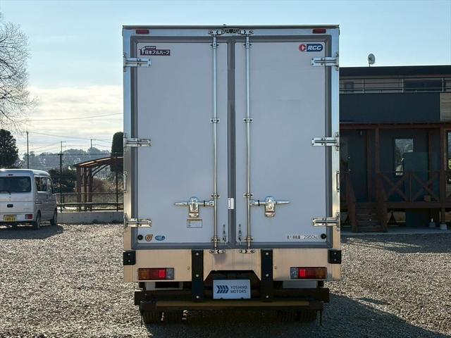 デュトロ 冷蔵冷凍車　標準ロング　片開きサイドドア　スタンバイ　全低床　フルハーフＧＭＤ　菱重ＴＤＪＳ３５Ｊー２Ｌ２０　６ＭＴ　１５０ｐｓ　積載２．９５ｔ（14枚目）