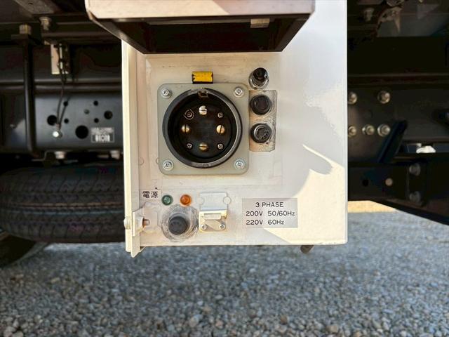 デュトロ 冷蔵冷凍車　標準ロング　片開きサイドドア　スタンバイ　全低床　フルハーフＧＭＤ　菱重ＴＤＪＳ３５Ｊー２Ｌ２０　６ＭＴ　１５０ｐｓ　積載２．９５ｔ（17枚目）