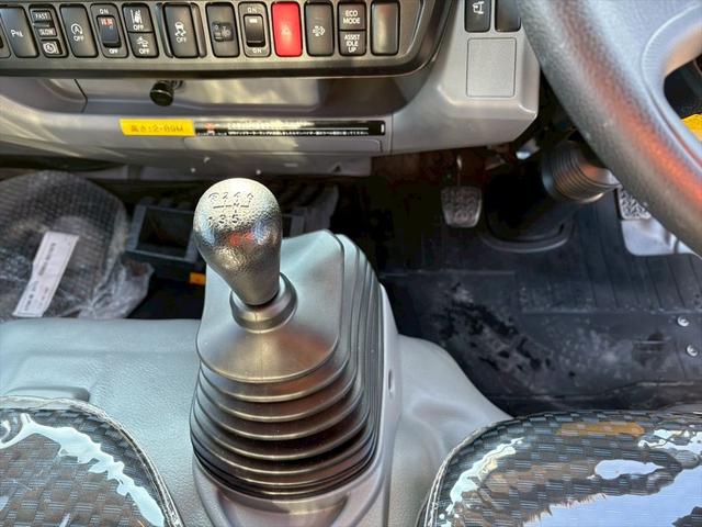 デュトロ 冷蔵冷凍車　標準ロング　片開きサイドドア　スタンバイ　全低床　フルハーフＧＭＤ　菱重ＴＤＪＳ３５Ｊー２Ｌ２０　６ＭＴ　１５０ｐｓ　積載２．９５ｔ（25枚目）