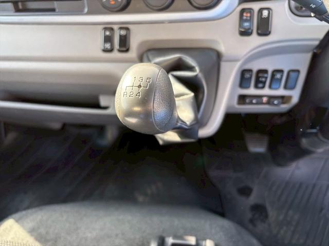 キャンター ドライバンＰ／Ｇ　自社レンタＵＰ　標準ロング　ゲート蓋　スライドサイドドア　全低床　フルハーフＤＬＫ　５ＭＴ　１５０ｐｓ　積載２ｔ（25枚目）