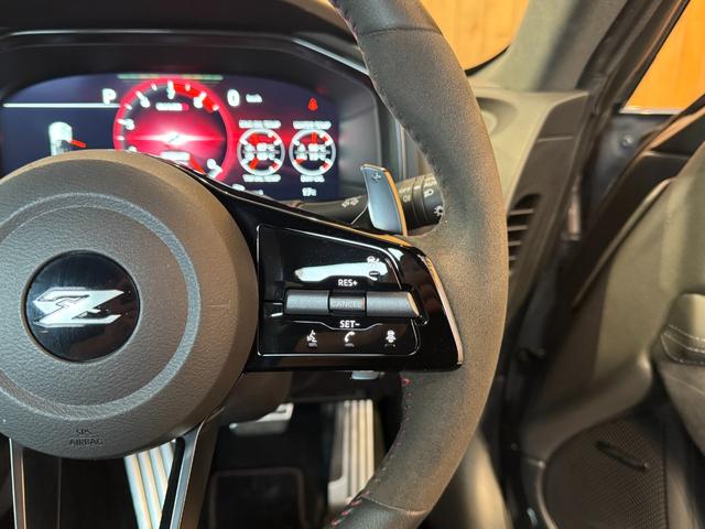 フェアレディZ ニスモ 禁煙 ワンオーナー 純正RAYS製19インチ RECARO製スポーツシート 3連メーター 9型コネクトナビ 9速オートマチック パドルシフト バックカメラ  BOSEサウンド LEDヘッドランプ(12枚目)