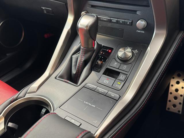 NX NX300 Fスポーツ TRDエアロ/4本出しマフラー ムーンルーフ 赤黒コンビ革シート 角型三眼LEDヘッドライト パーキングサポートブレーキ ナビ TV セーフティシステムプラス 純正18インチAW 1オーナー 禁煙(20枚目)