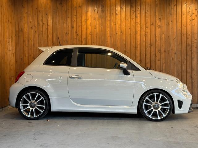 アバルト５９５ ツーリズモ　黒革シート　ディスプレイオーディオ　ＨＩＤヘッドライト　Ｂカメラ　純正１７インチＡＷ　前後ドラレコ　禁煙（4枚目）