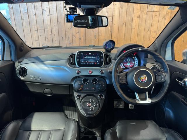 アバルト５９５ ツーリズモ　黒革シート　ディスプレイオーディオ　ＨＩＤヘッドライト　Ｂカメラ　純正１７インチＡＷ　前後ドラレコ　禁煙（10枚目）