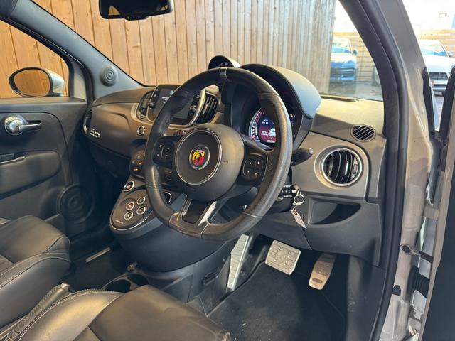 アバルト５９５ ツーリズモ　黒革シート　ディスプレイオーディオ　ＨＩＤヘッドライト　Ｂカメラ　純正１７インチＡＷ　前後ドラレコ　禁煙（38枚目）